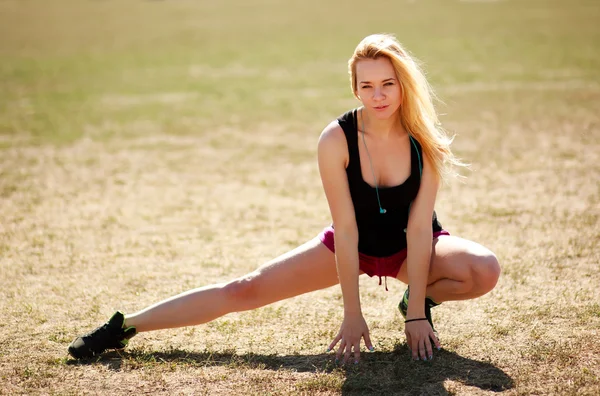 Mujer haciendo ejercicios de estiramiento músculos, fitness al aire libre —  Fotos de Stock