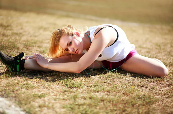 Mulher fazendo exercícios de alongamento músculos, fitness ao ar livre — Fotografia de Stock
