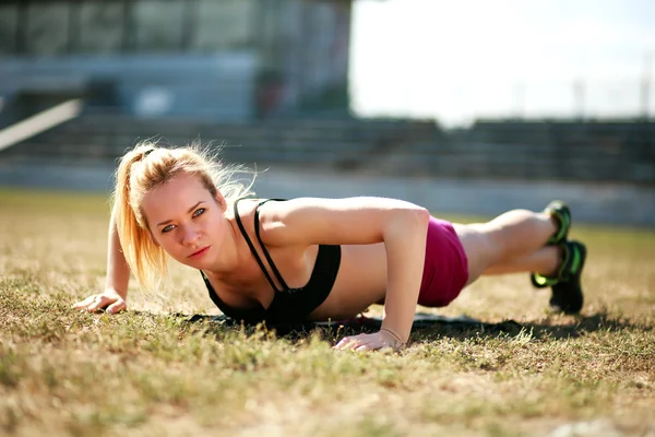 Woman doing exercises for muscles, training outdoor — Stock Photo, Image