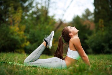 Germe yapıyor kız parkta, fitness açık havada egzersiz