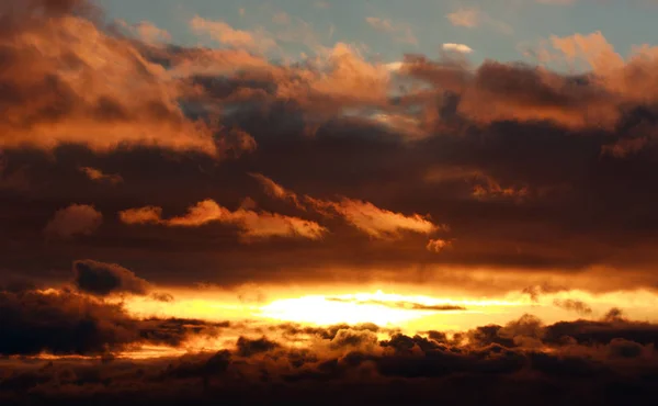 Lysende dramatiske solnedgange skyer i himlen, natur baggrund - Stock-foto