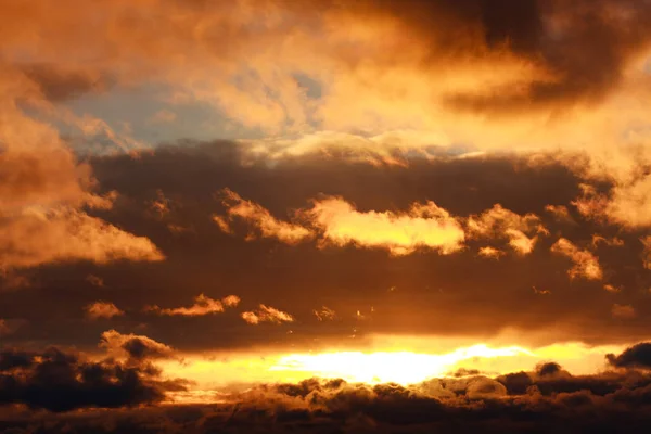 Glödande dramatisk solnedgång moln i himlen, natur bakgrund — Stockfoto
