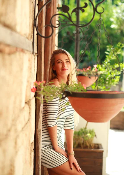 Jeune femme rêveuse dans les rues de la vieille ville touristique — Photo