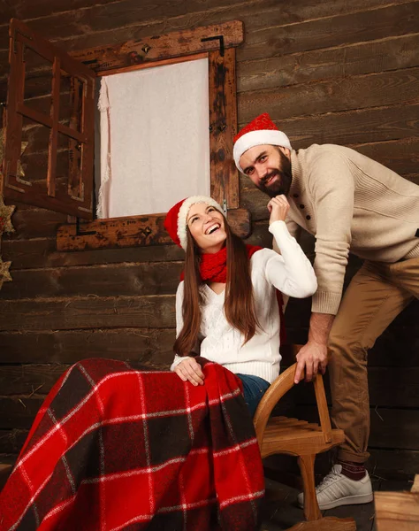 Casal jovem em casa de férias no Natal comemorando juntos — Fotografia de Stock