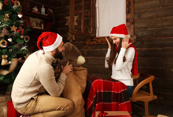 Молодая пара в доме отдыха в подарки на Рождество — стоковое фото