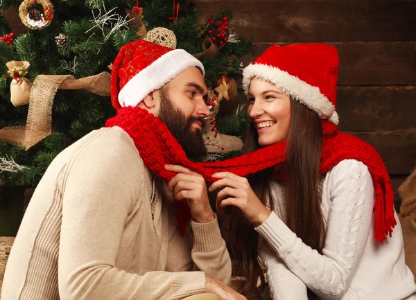Casal jovem em casa de férias no Natal comemorando juntos — Fotografia de Stock