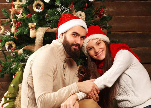 Casal jovem em casa de férias no Natal comemorando juntos — Fotografia de Stock