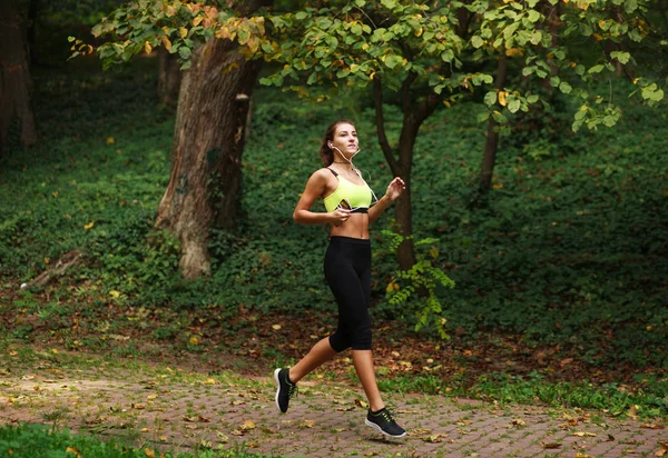 Vrouw uitgevoerd in groen park, gezonde levensstijl achtergrond — Stockfoto