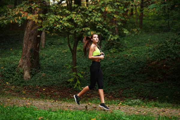 Γυναίκα που τρέχει σε καταπράσινο πάρκο, υγιεινό τρόπο ζωής φόντο — Φωτογραφία Αρχείου