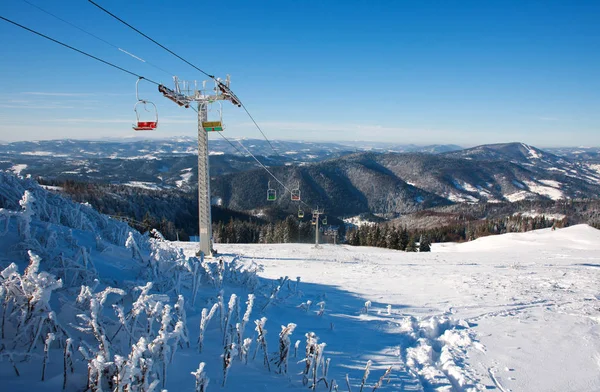 Skilift in winter besneeuwde bergen op de hemelachtergrond — Stockfoto