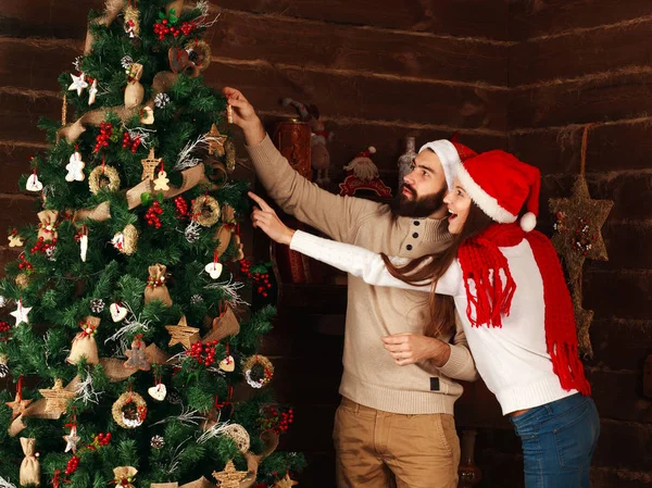 Neşeli çift kapalı Noel ağacı süsle
