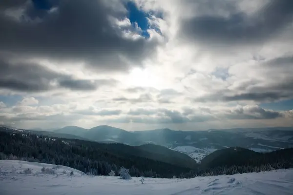 Paisaje invernal de montañas en rayos del sol poniente — Foto de Stock