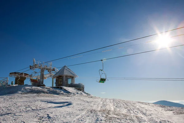 Skilift naar de berg van de winter van blauwe hemel in de zon — Stockfoto