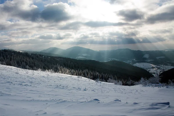 Cielo Nublado Rayos Sol Sobre Bosque Invierno Las Montañas — Foto de Stock