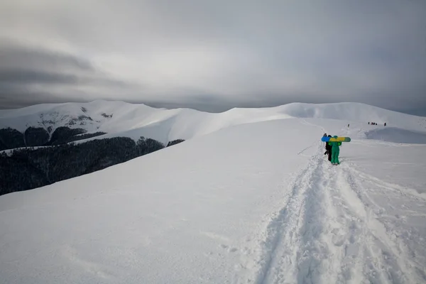 Caminho no topo da cordilheira nevada com os turistas caminhadas — Fotografia de Stock