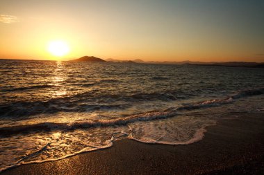 Sunrise dağlar ve gökyüzü arka plan üzerinde deniz manzarası