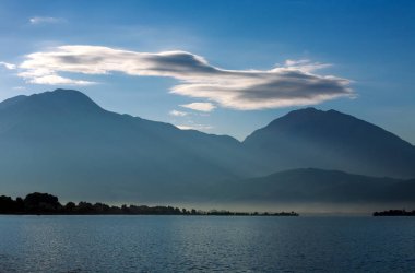 Manzara mavi deniz lagün dağlar ve gökyüzü arka plan üzerinde