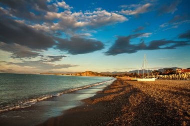 Kumlu deniz plaj şafak gökyüzü arka planda gemilerde