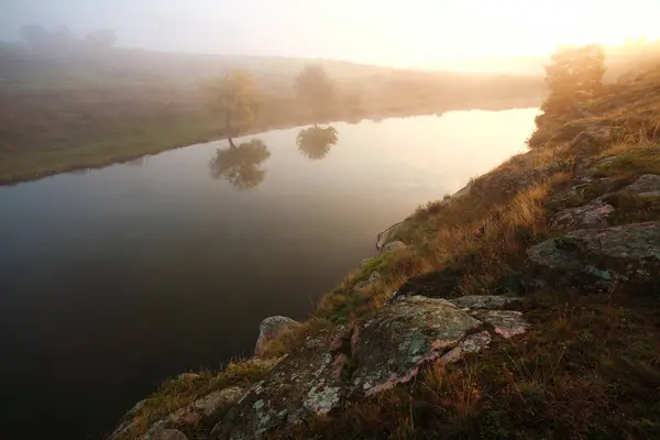 Rano krajobraz rzeka w skalistym wybrzeżu w rannej mgle — Zdjęcie stockowe