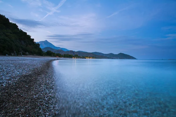 Surface d'eau de la mer sur la côte sur fond de ciel crépusculaire — Photo