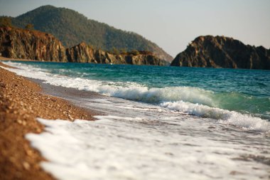 Yeşil dağların arka plan üzerinde deniz Akdeniz sahil