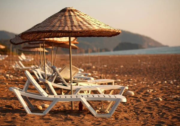 Snové pláže s lehátky pod slunečník — Stock fotografie