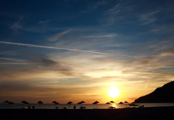 Dramatischer Morgenhimmel im Hintergrund der Meeresküste — Stockfoto