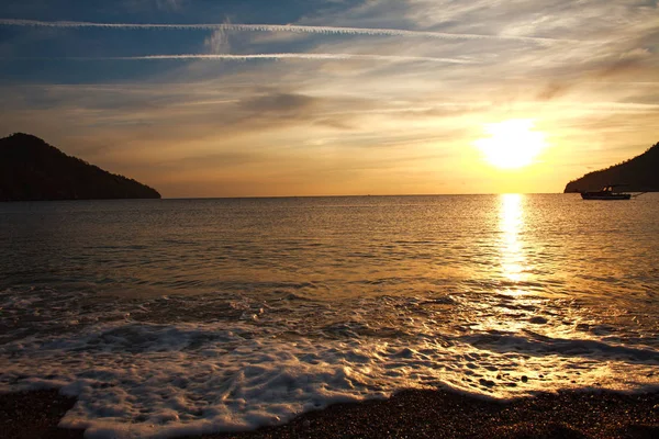 Coucher de soleil spectaculaire ciel en arrière-plan de la mer — Photo