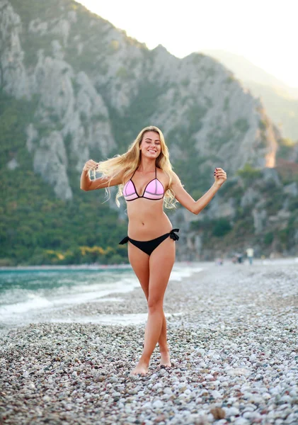 幸せな女の子ビキニの夏海ビーチの上を歩く — ストック写真