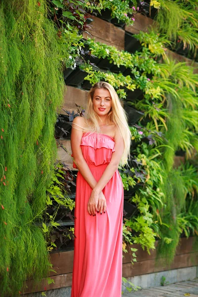 Schöne junge Frau im sommergrün blühenden Garten — Stockfoto