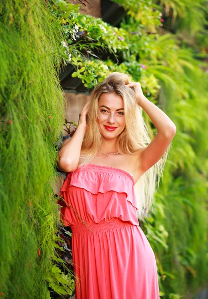 Belle jeune femme en été jardin fleuri vert — Photo