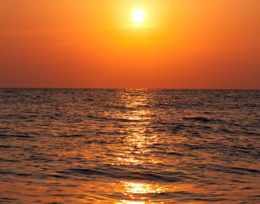 Sıcak yaz günbatımı deniz üzerinde