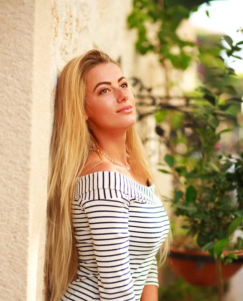 Ritratto di signora sensuale nella vecchia città estiva — Foto Stock