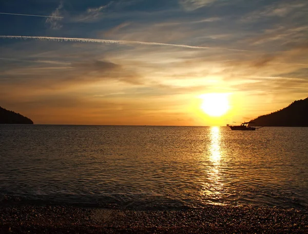 Meereslandschaft im Sonnenuntergang vor dem Hintergrund bunter Wolken am Himmel — Stockfoto