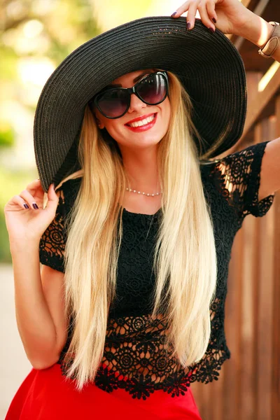 Jovencita glamurosa con sombrero negro grande en el parque de verano — Foto de Stock