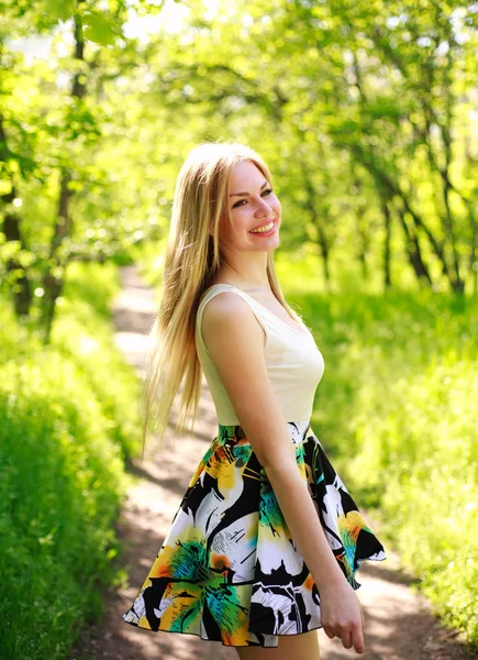 Happy smiling young woman in green summer forest — Stock Photo, Image