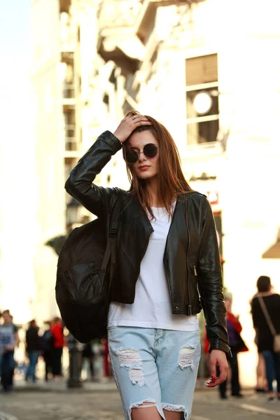 Mulher em estilo rock com mochila andando na praça da cidade rua — Fotografia de Stock