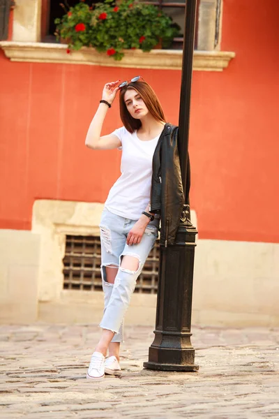 Menina adolescente nas ruas da antiga cidade turística de verão — Fotografia de Stock