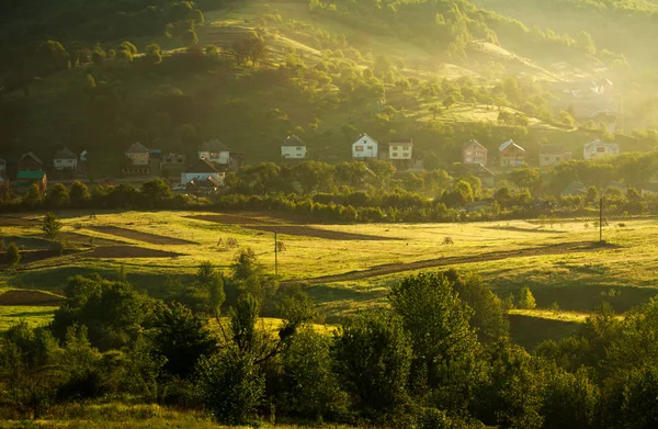 Paysage rural village et champs en montagne à l'aube — Photo