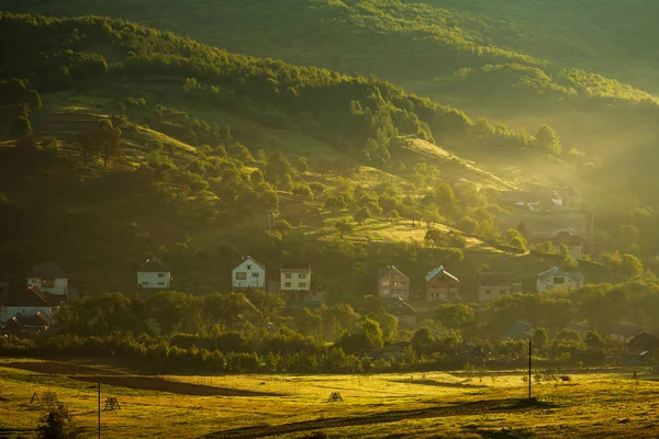 Rurale landschap dorp en velden in de bergen bij dageraad — Stockfoto