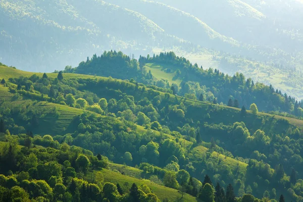 Rurale landschap dorp en velden in de bergen bij zonlicht — Stockfoto