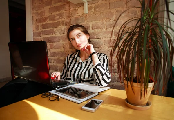 Nadenkend vrouwelijke student met laptop op tafel onderwijs thuis — Stockfoto