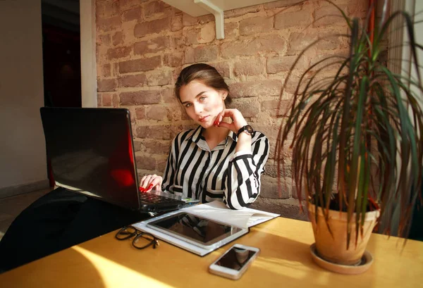 Meisje student met laptop op tafel thuis werken — Stockfoto