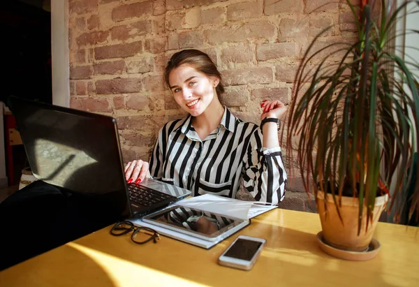 Tablo eğitim evde laptop ile gülümseyen kız öğrenci
