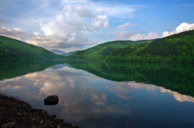 Dağ Gölü üzerinde arka plan mavi gökyüzü ormanda sabah