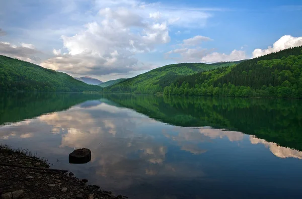Manhã no lago de montanha em bosques no fundo céu azul — Fotografia de Stock