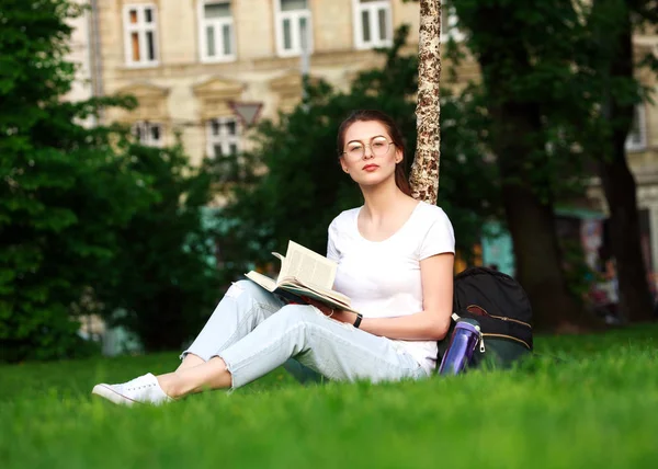 Chica estudiante en el parque de la ciudad con libro — Foto de Stock