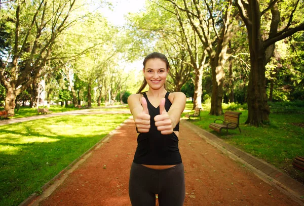Fit спортивная женщина показывает две руки с большими пальцами вверх счастливо — стоковое фото