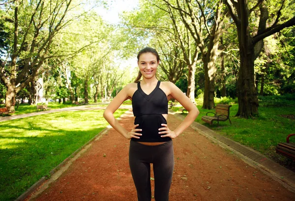 Happy sportieve pasvorm jonge vrouw in zomer park — Stockfoto