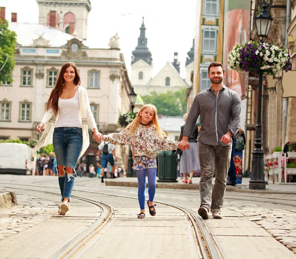 Aile çift kızı turistik şehir street yürüyüş ile — Stok fotoğraf